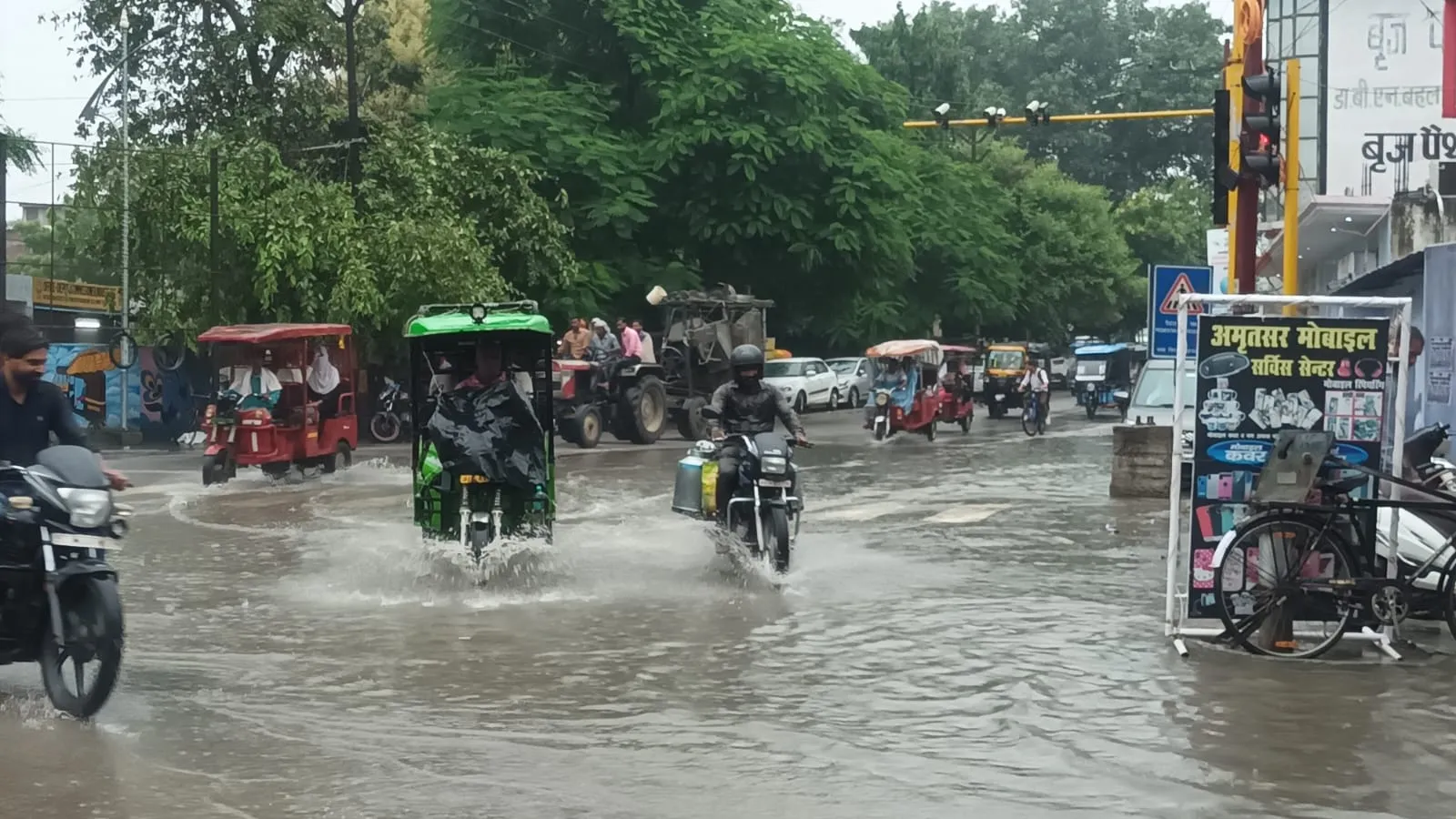 शाहजहांपुर: लगातार बारिश ने दी गर्मी से राहत तो जलभराव बना मुसीबत