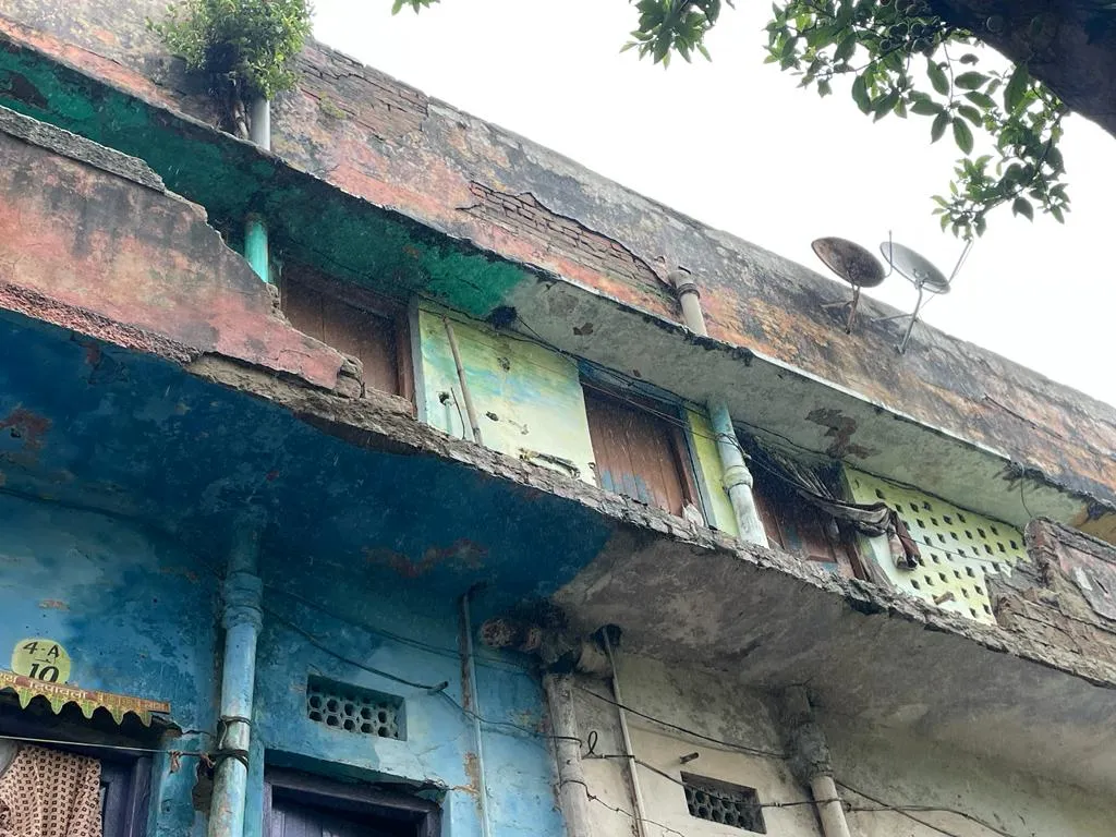 बरेली: स्वास्थ्य विभाग के सरकारी क्वार्टर के छज्जे की गिरी दीवार, मचा हड़कांम