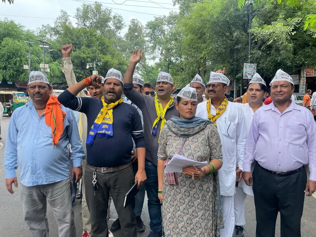 बरेली: 1 KM सड़क बनाने में 250 करोड़ किए खर्च! CAG रिपोर्ट में धांधली उजागर होने के बाद AAP का प्रदर्शन