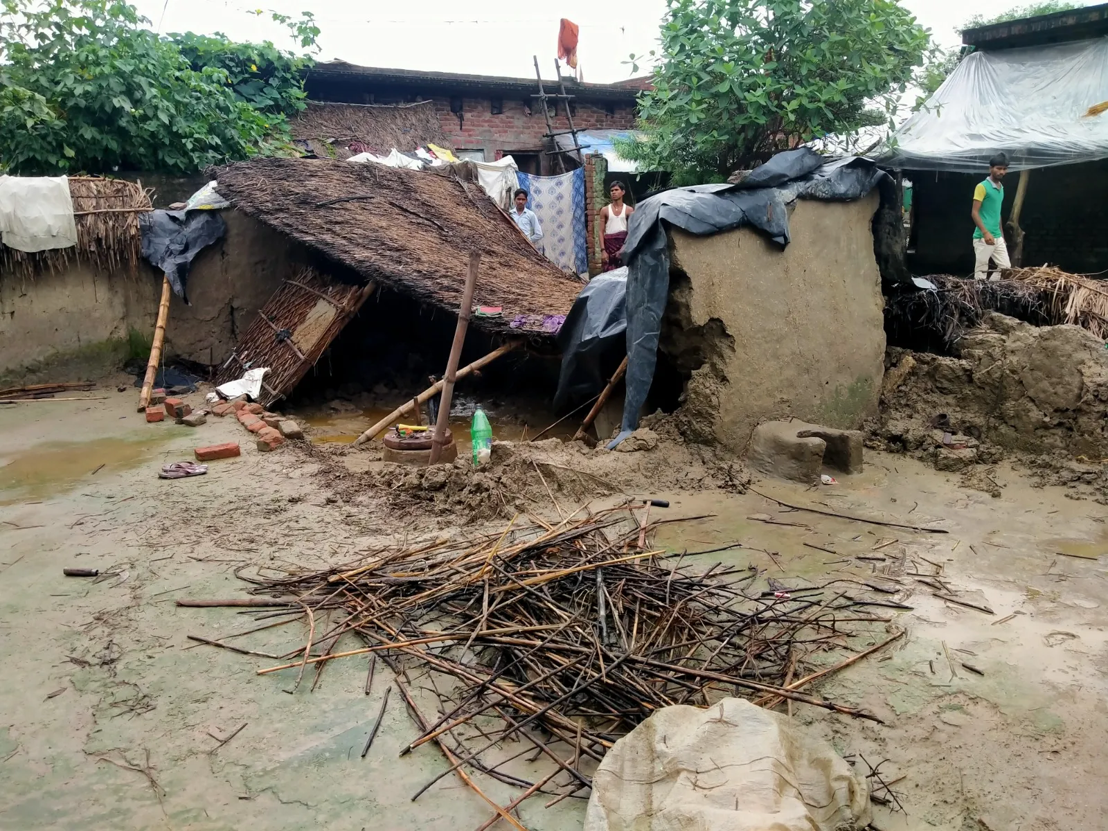 लखीमपुर-खीरी: बरसात में कच्चा घर ढहा, बाल बाल बचे लोग 