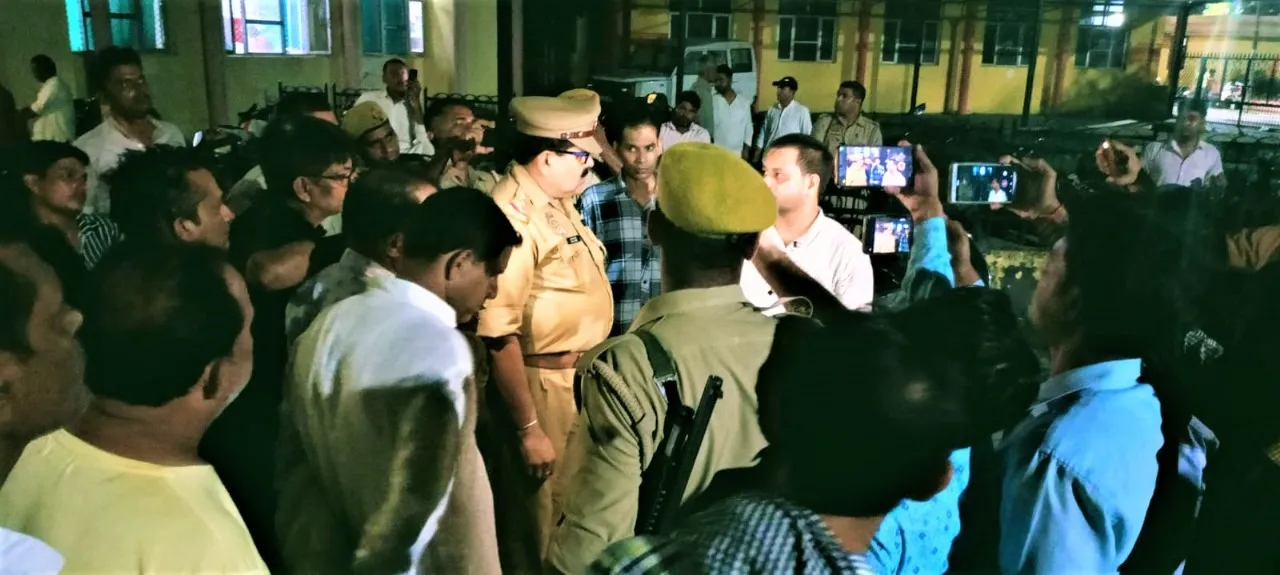 रामपुर: पेट दर्द से करहाते-करहाते जिला अस्पताल में महिला की मौत, परिजनों ने जमकर किया हंगामा