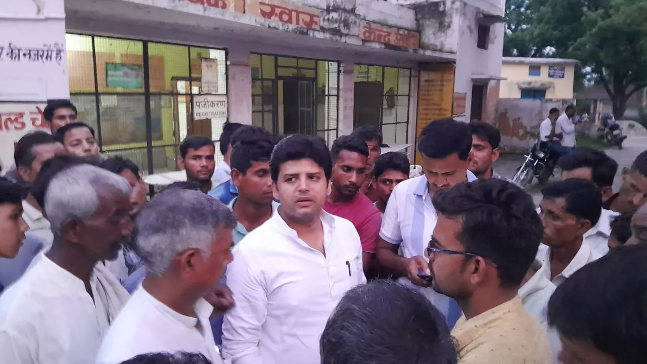 बदायूं: दुकान में घुसी कार, बैल्डिंग मिस्त्री की मौत, एक घायल