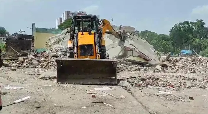 बरेली: डेलापीर तालाब पर बना अवैध मकान भी ध्वस्त, नगर निगम का चला बुलडोजर