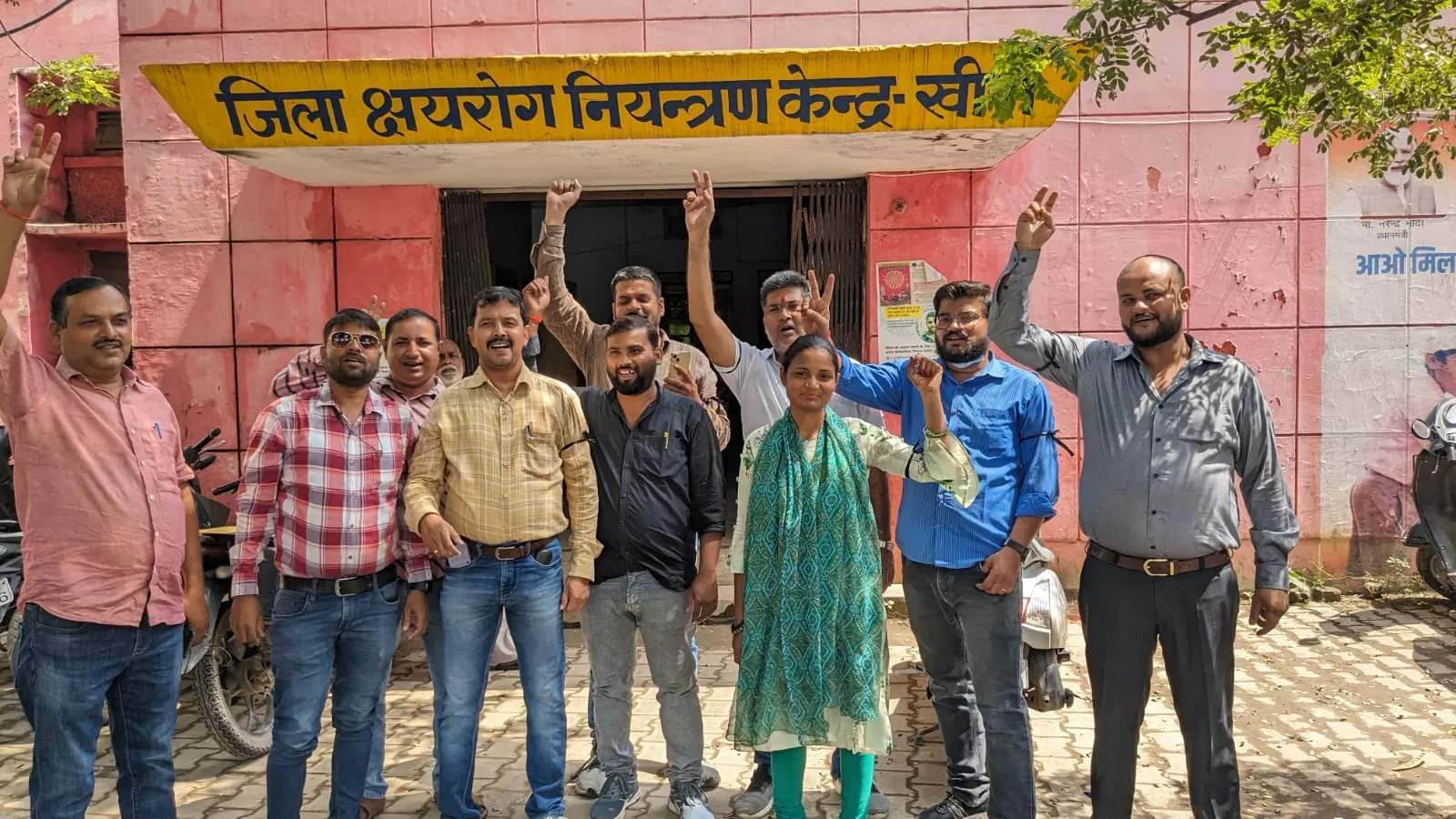 लखीमपुर-खीरी: काली पट्टी बांधकर संविदा कर्मचारियों ने जताया विरोध