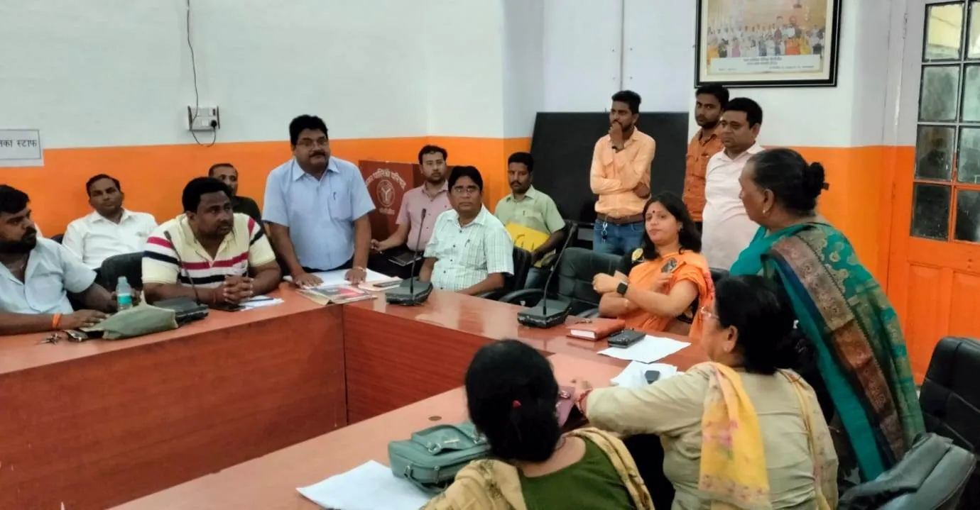 पीलीभीत: दावत में जाते हुए लगता है डर कोई टोक न दे..और सदन में ही फाड़ दिया एजेंडा