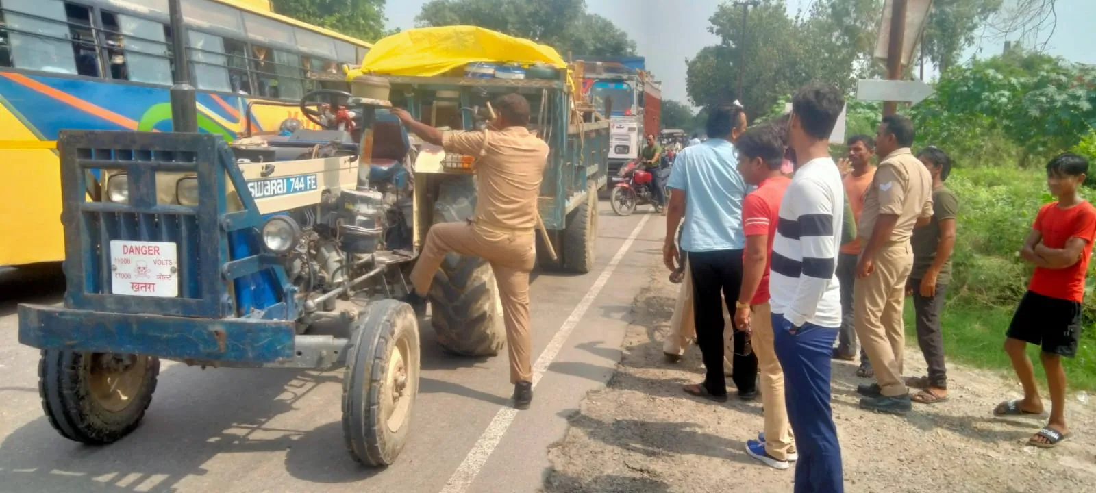 बदायूं: ट्रैक्टर की टक्कर से बाइक सवार मां-बेटे की मौत