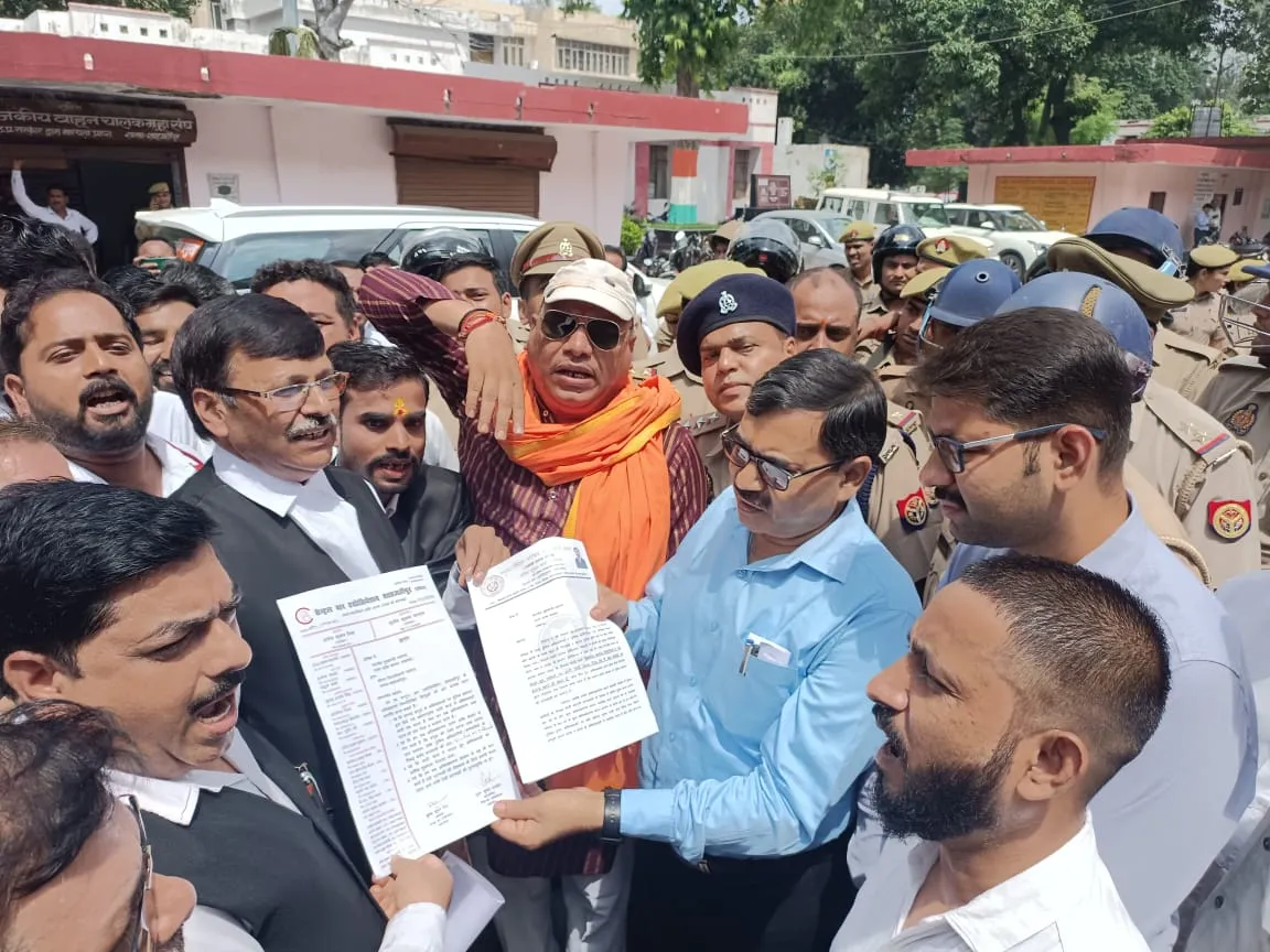 शाहजहांपुर: लाठीचार्ज के विरोध में अधिवक्ताओं का कलेक्ट्रेट में प्रदर्शन