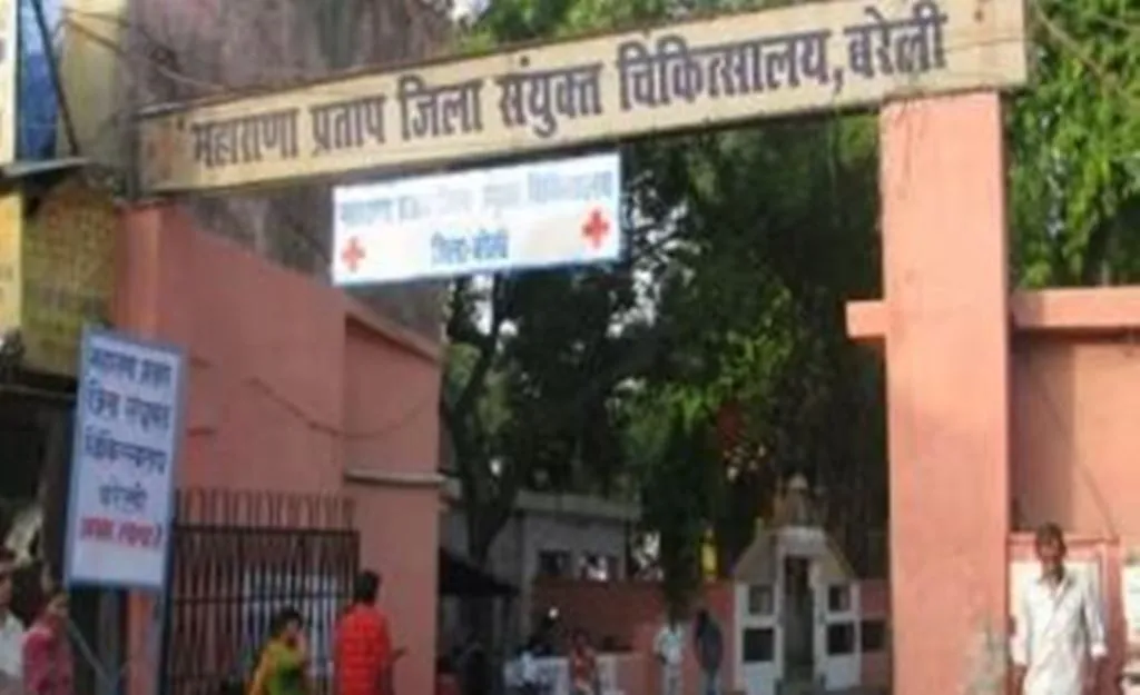 बरेली: जिला अस्पताल में लाइन में फाल्ट से बिजली गुल, गर्मी से परेशान हुए मरीज