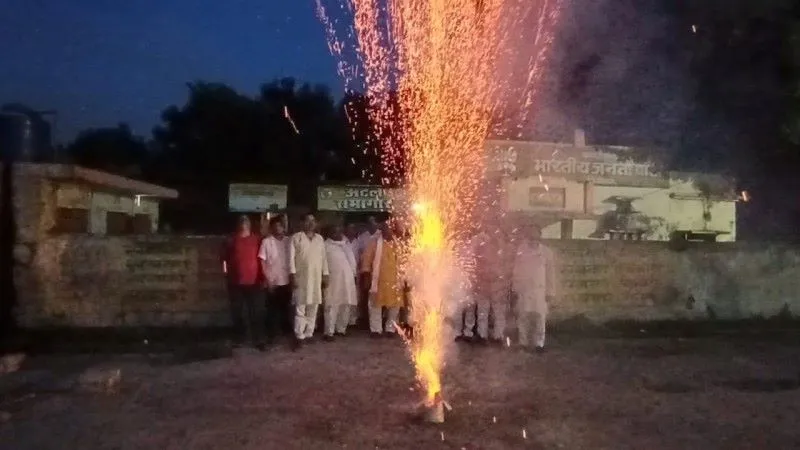 अयोध्या : 'विक्रम' ने जैसे ही रखा चांद पर कदम, चहुंओर गूंजा वंदेमातरम