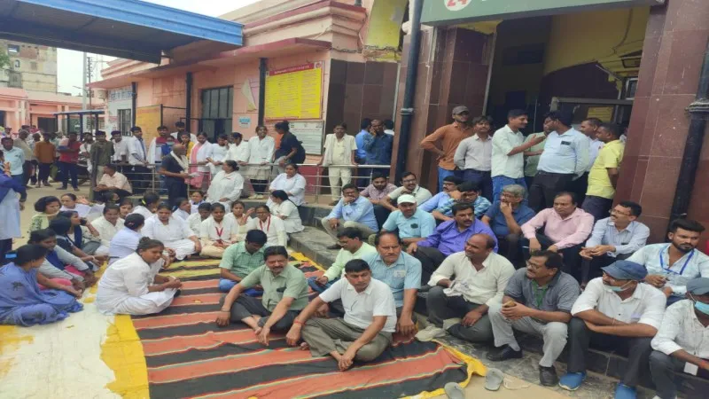 अयोध्या: ओपीडी में भिड़े तीमारदार और स्टाफ, कई राउंड हुई मारपीट 