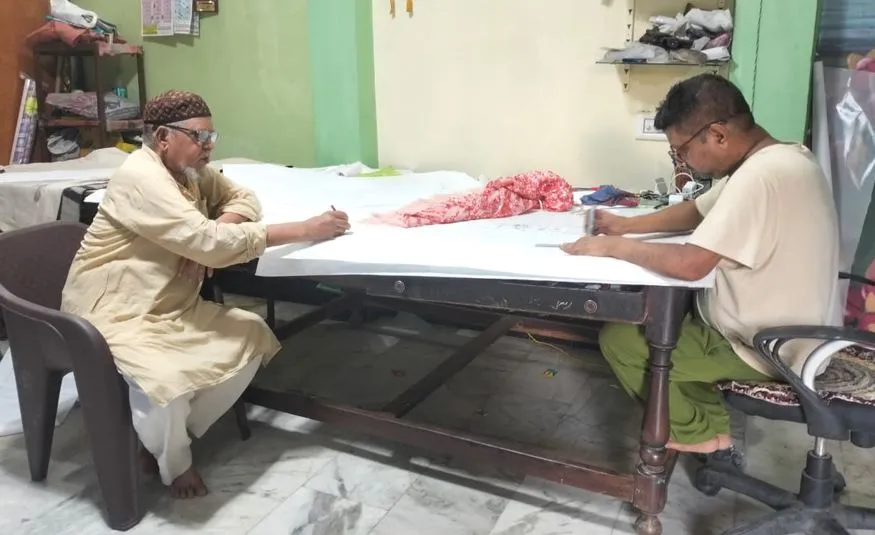 बरेली: खाका मास्टर की रेखाएं डालती हैं जरी-जरदोजी परिधानों में जान