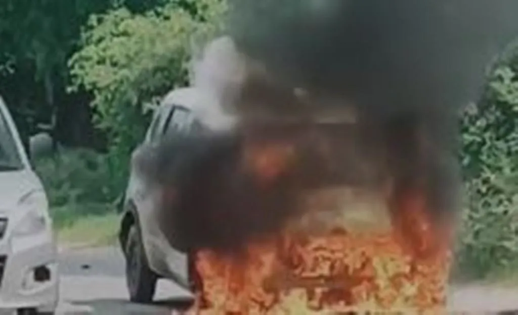 बरेली: मिनी बाईपास पर आग का गोला बनी कार, मची अफरा-तफरी