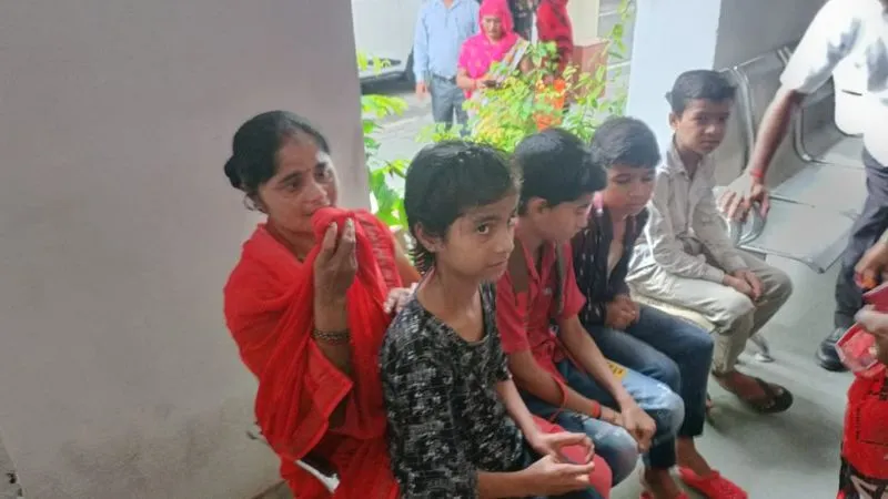 Etawah News: बच्चों के साथ कलेक्ट्रेट पहुंची महिला, मिट्टी का उड़ेला तेल, प्लॉट पर हो रहे कब्जे से थी परेशान