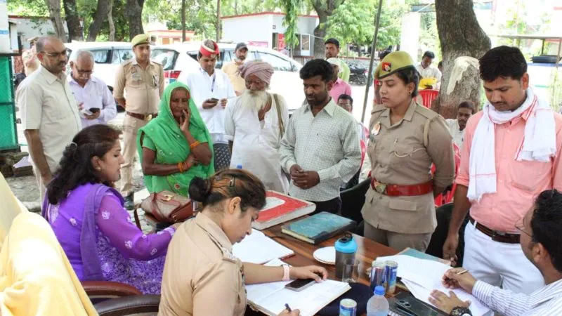  Auraiya News: समाधान दिवस पर डीएम व एसपी ने सुनी फरियाद, अधिकारियों को दिए ये निर्देश