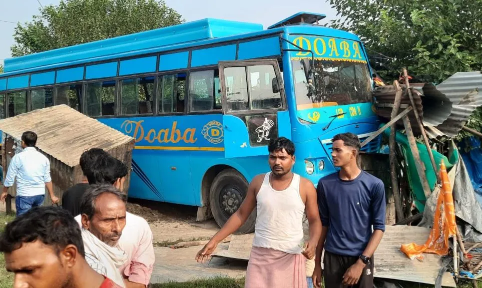 लखीमपुर-खीरी: कंटेनर की टक्कर से बस दुकान में घुसी, दो घायल 