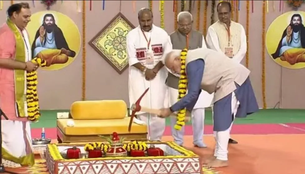 मध्य प्रदेश पहुंचे पीएम मोदी, संत रविदास के मंदिर सह स्मारक का किया शिलान्यास