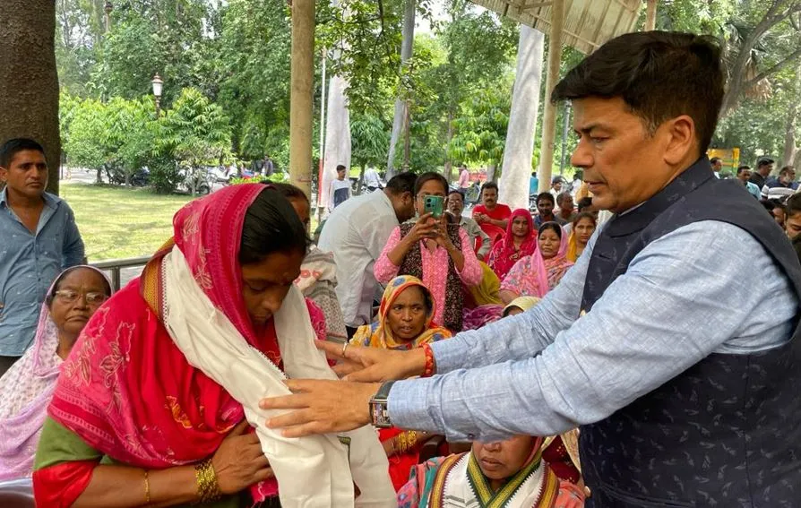 बरेली: रक्षाबंधन को लेकर महापौर ने स्वच्छता प्रहरियों का किया सम्मान, बहनों को दीं शुभकामनाएं 