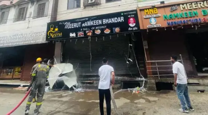 मेरठ: नमकीन भंडार में शॉर्ट सर्किट से लगी आग, सामान जलकर हुआ राख