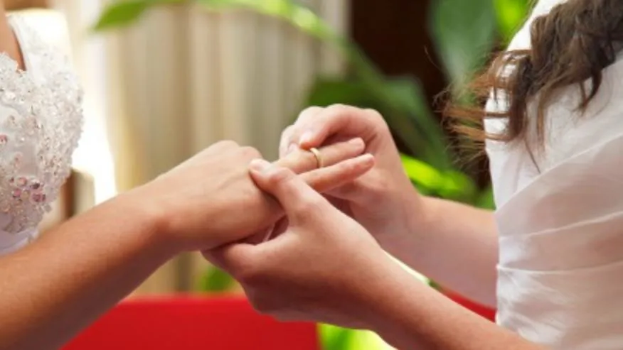 दो लड़कियों ने आपस में रचाई शादी, एक हुई प्रेग्नेंट...अब देगी बच्चे को जन्म