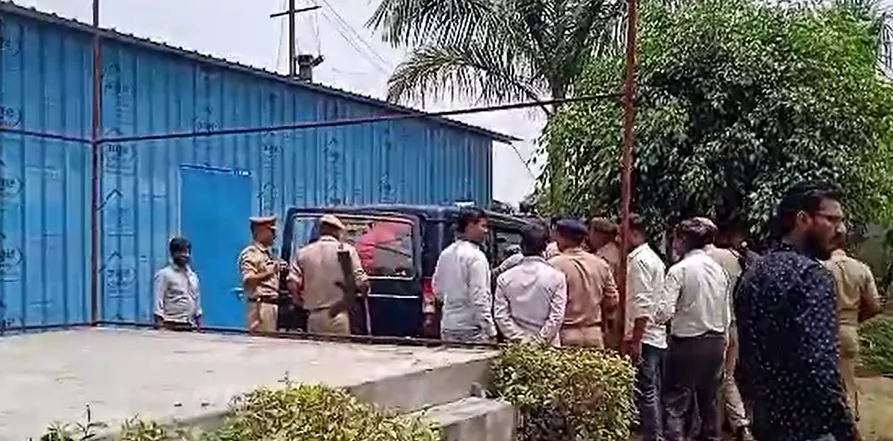 कासगंज: होटल में रंगरेलियां मना रहे थे युवक-युवतियां, ग्रामीणों ने किया घेराव 