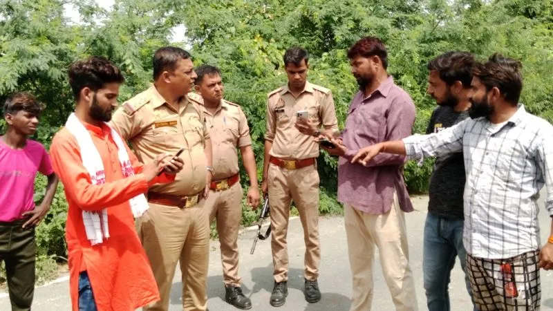 Kanpur Dehat News : अन्ना मवेशी की मौत, विहिप व बजरंग दल कार्यकर्ताओं ने किया हंगामा, दो घंटे सड़क जाम
