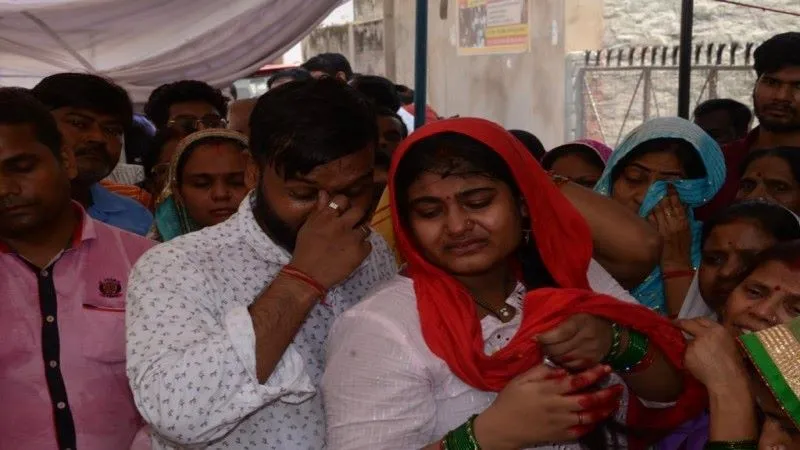 कानपुर : मथुरा हादसे में हुई मौत के बाद शव घर पहुंचा, मचा कोहराम