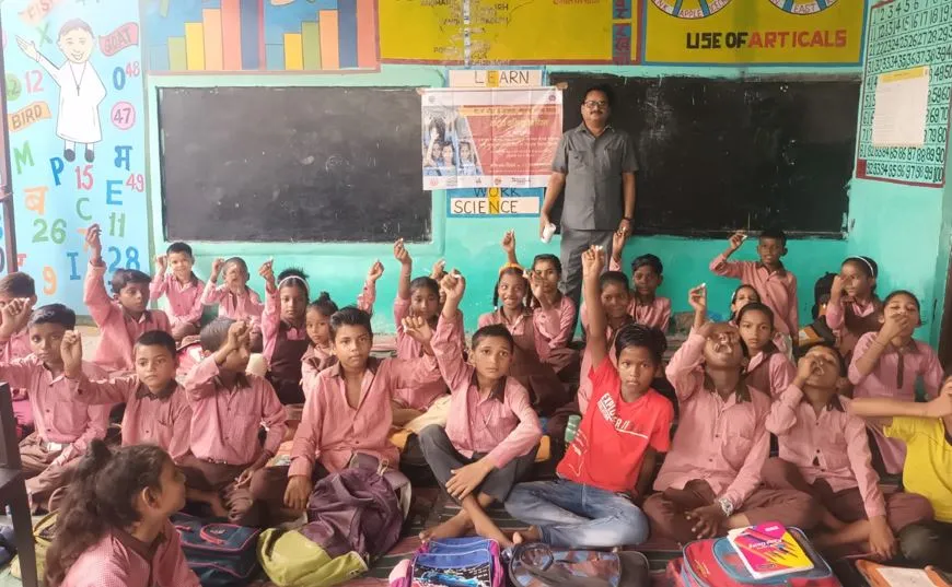 यह कैसा कायाकल्प: स्कूलों में नहीं फर्नीचर, दरी पर बैठकर पढ़ रहे छात्र