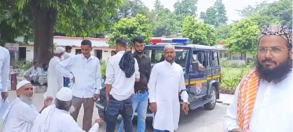 बरेली: हिंदू- मुस्लिम  के बीच दरार डालने की कोशिश कर रहे ग्राम प्रधान, जिलाधिकारी से की शिकायत