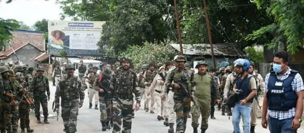 मणिपुर: सुरक्षाबलों ने तलाशी अभियान में आग्नेयास्त्र, गोला-बारूद बरामद किए 