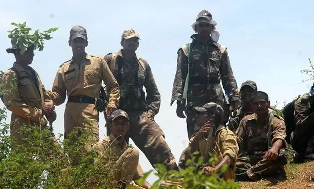 छत्तीसगढ़: स्वतंत्रता दिवस के मद्देनजर बस्तर में सुरक्षा के भारी इंतजाम, हेलिकॉप्टर और ड्रोन से की जा रही निगरानी 