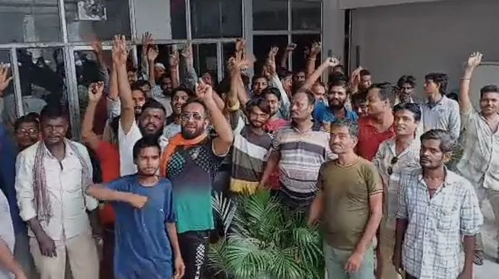 बरेली: तीसरे दिन भी ई-रिक्शा चालक तय रूट और अपनी मांगों को लेकर लामबंद, वन मंत्री के कार्यालय का किया घेराव 