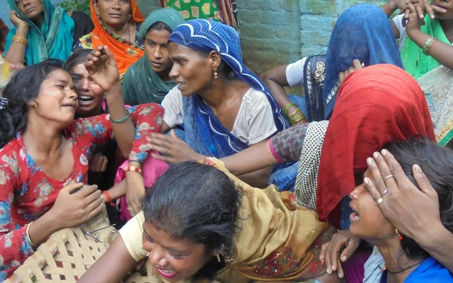 रामपुर: घर के दरवाजे पर बैठी महिला के ऊपर गिरी दीवार, मलबे में दबकर मौत 