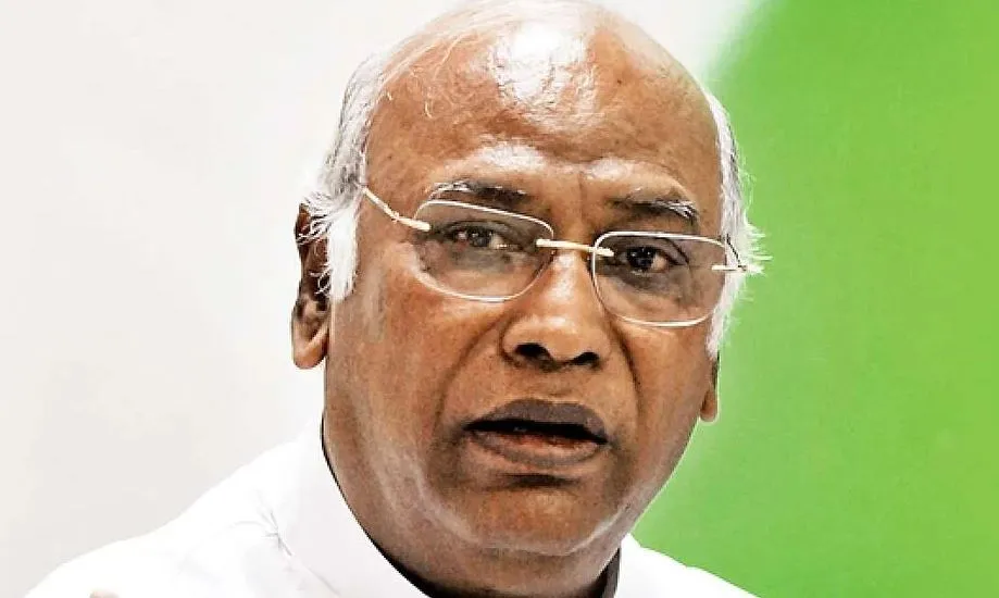 खड़गे ने केंद्र सरकार पर लगाया आरोप, कहा- आधारभूत अवसंरचना की परियोजनाओं में भ्रष्टाचार देश को तबाही की ओर ले जा रहा 