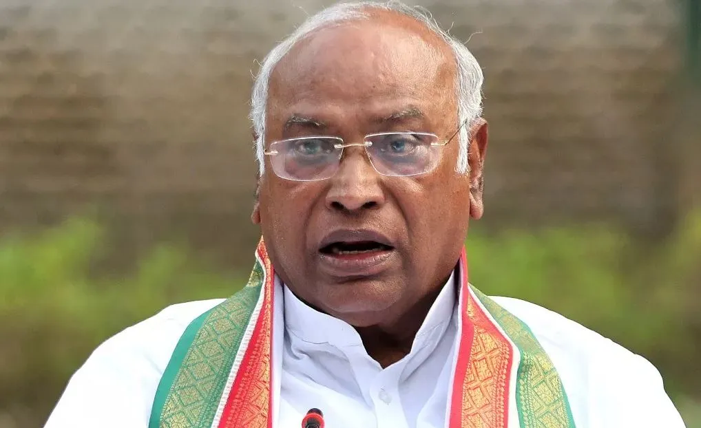 कांग्रेस भारत को जोड़ने में लगी है जबकि भाजपा तोड़ने का प्रयास कर रही : खड़गे 