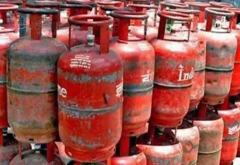 दिवाली के अगले ही दिन महंगाई का झटका: LPG सिलेंडर के बढ़े दाम...जानें नए रेट्स