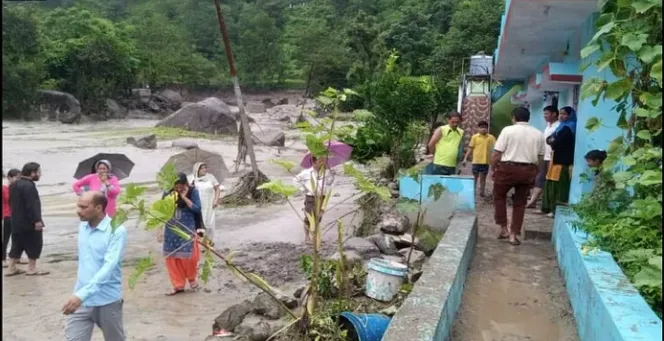 चमोली: पिंडर नदी का जलस्तर बढ़ने से दहशत, रात घरों के बाहर बीता रहे लोग   