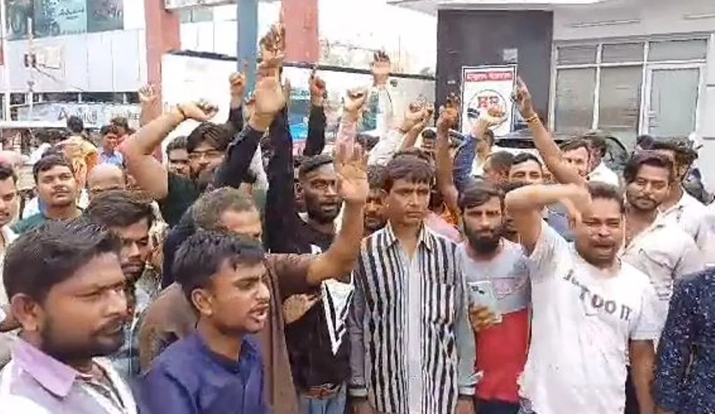 बरेली: ई-रिक्शा के रूट निर्धारित होने पर चालकों में रोष, बिशप मंडल इंटर कॉलेज में किया धरना प्रदर्शन