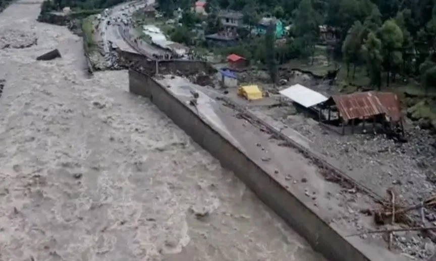 हिमाचल में बारिश से जनजीवन प्रभावित, भूस्खलन से 452 सड़कें बंद, आने वाले दिनों के लिए येलो अलर्ट जारी