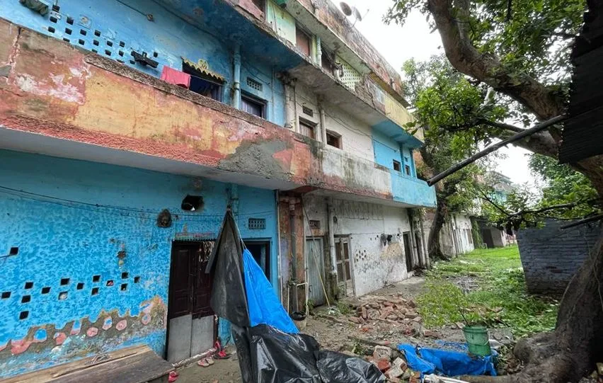 बरेली: जर्जर आवास खाली करने के लिए स्वास्थ्य कर्मियों को नोटिस