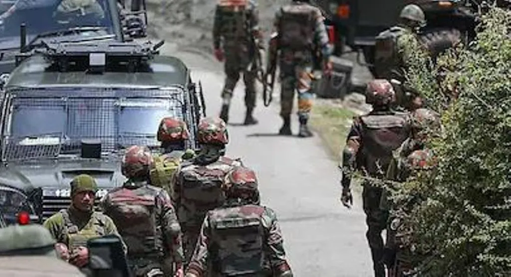 जम्मू-कश्मीर: कुलगाम में गोलीबारी में सेना के तीन जवान शहीद, इलाके में तलाशी अभियान जारी