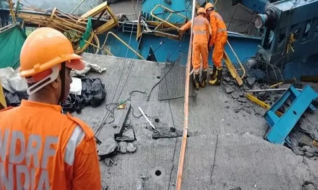 महाराष्ट्र में समृद्धि एक्सप्रेसवे निर्माण के दौरान पुल के स्लैब पर गिरी क्रेन, 17 श्रमिकों की मौत