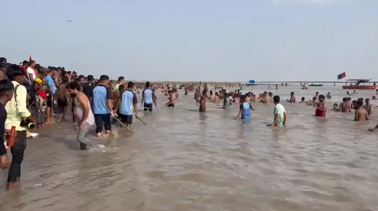 बदायूं: गंगा स्नान कर रहे श्रद्धालुओं पर फ्लड पीएसी ने बरसाई लाठी, वीडियो वायरल