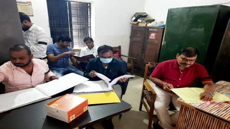 लखनऊ : टीबी कार्यक्रम से जुड़े कर्मचारी काली पट्टी बांधकर जता रहे विरोध