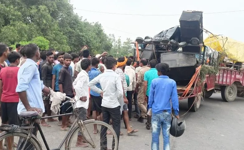 शाहजहांपुर: ट्रक ने मारी टक्कर, कांवड़ियों से भरी ट्रॉली दुर्घटनाग्रस्त