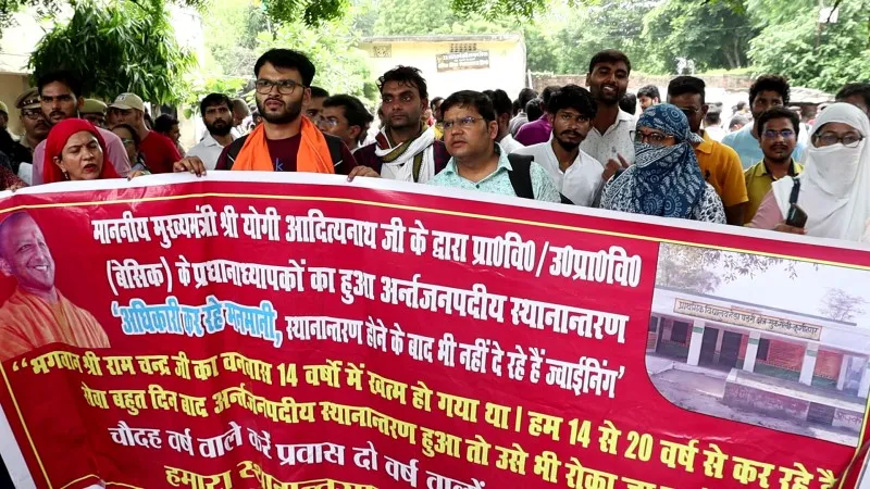 ट्रांसफर निरस्त होने पर शिक्षकों का बेसिक शिक्षा निदेशालय पर प्रदर्शन (2)