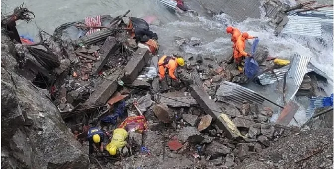 Gaurikund Landslide: मलबे के नीचे दबे लोग लापता, मिली तो बस डंडी-कंडी 