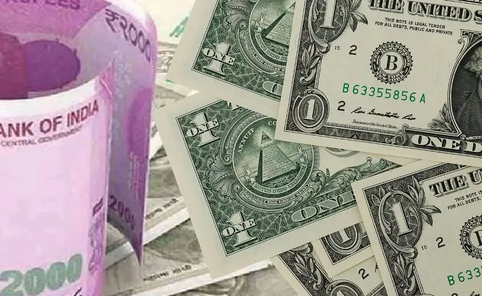 शुरुआती कारोबार में अमेरिकी डॉलर के मुकाबले रुपया छह पैसे गिरकर 82.81 पर पहुंचा