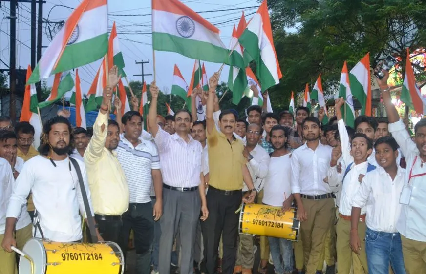 पीलीभीत: चंद्रयान-3 की लैंडिंग पर गूंजा हिंदुस्तान जिंदाबाद, ढोल नगाड़े पर थिरके लोग