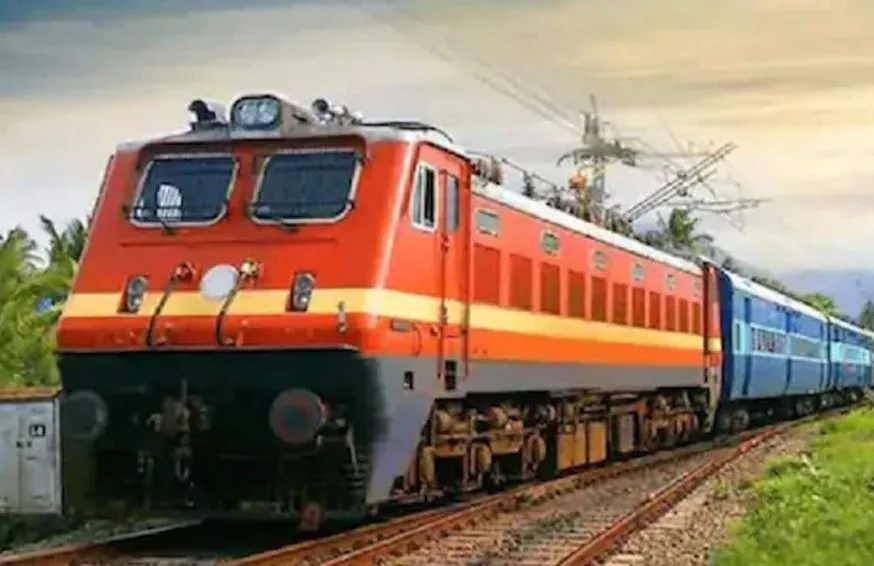 बरेली: नमाज के लिए बस रोकने के आरोप में निकाले गए परिचालक ने की आत्महत्या, ट्रेन के आगे कूदा