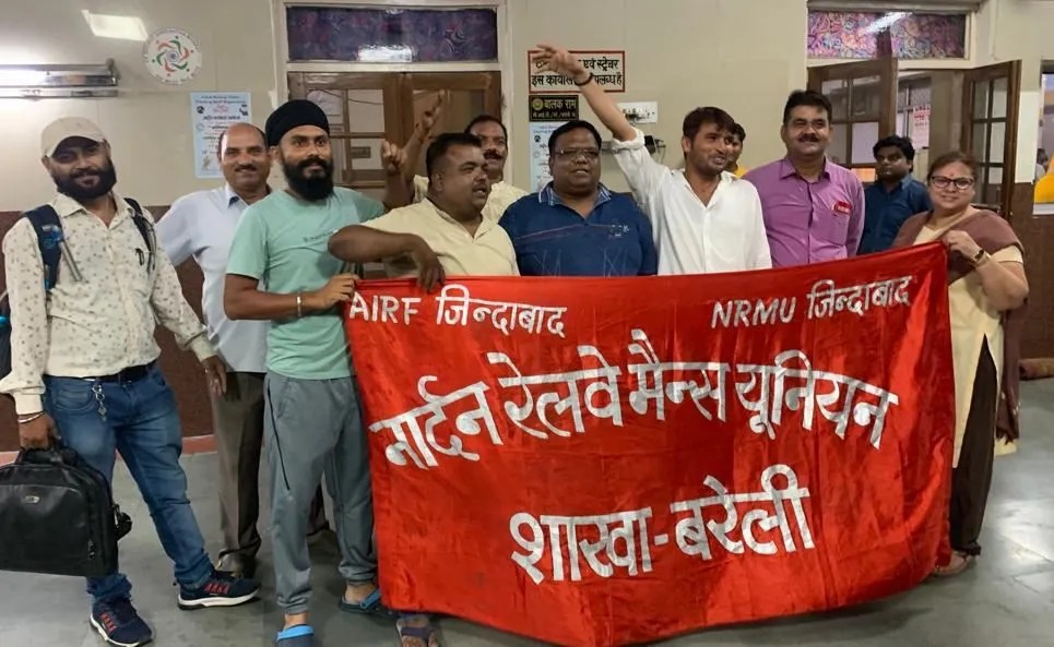 बरेली: जंक्शन को वापस मिली लखनऊ मेल, एनआरएमयू ने मनाया जश्न